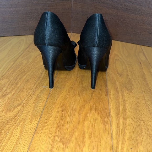 Black heels - Picture 3 of 3